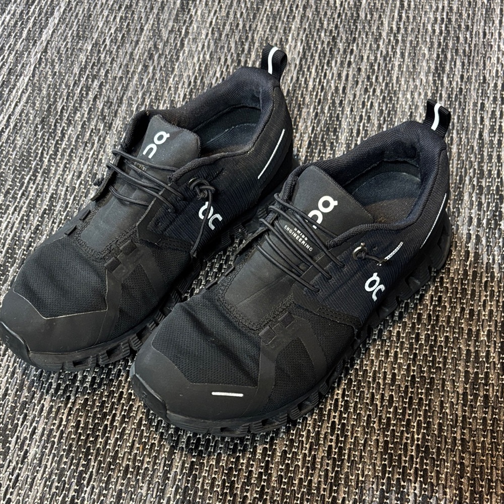 On cloud qc Running women’s Black Athletic Sneakers 7.5